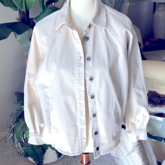 SZ S DENIM JACKET WITH BOTTOM FRAYED EDGES OVERSIZED LIKE NEW - Picture 1 of 7